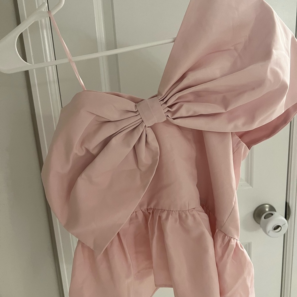 Express women’s bow top in powder pink